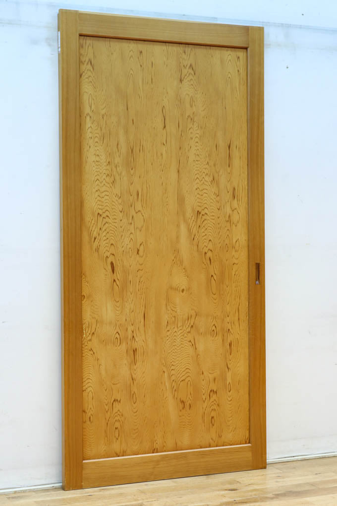 F8414　幅874ミリ　木地の色彩に杢目が映える杉一枚板の板戸　在庫1枚