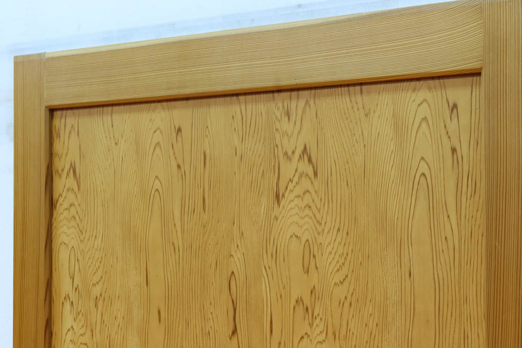 F8414　幅874ミリ　木地の色彩に杢目が映える杉一枚板の板戸　在庫1枚