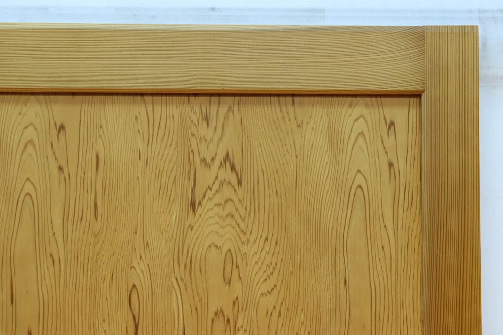 F8414　幅874ミリ　木地の色彩に杢目が映える杉一枚板の板戸　在庫1枚