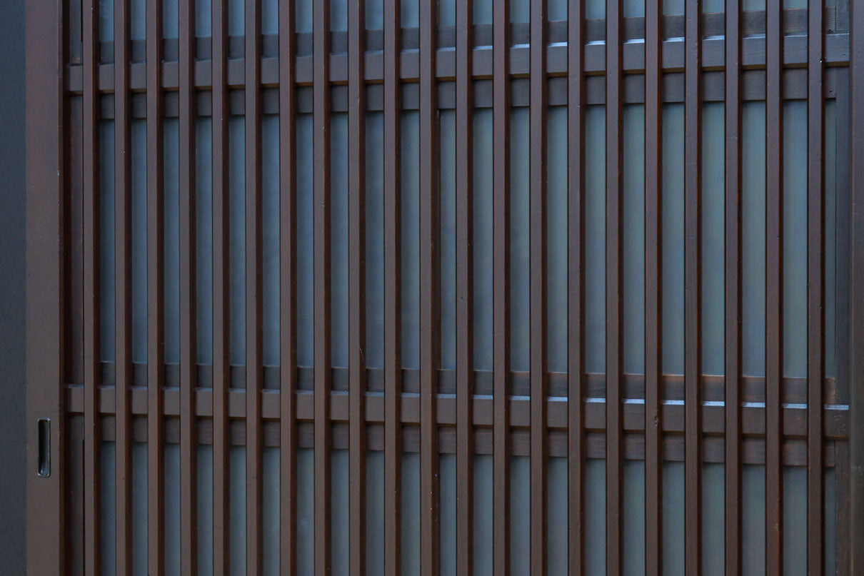 高さ1920ミリ　落ち着いた眺めの2種類ガラス入り背高格子戸　F8440　在庫2枚