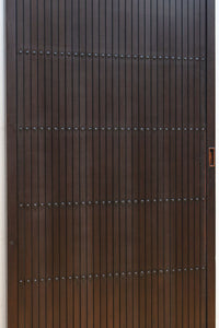 幅896 高さ1823ミリ　重厚感ある作りで落ち着いた佇まいの全面平格子戸　F8442　在庫2枚