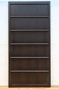 幅896 高さ1823ミリ　重厚感ある作りで落ち着いた佇まいの全面平格子戸　F8442　在庫2枚