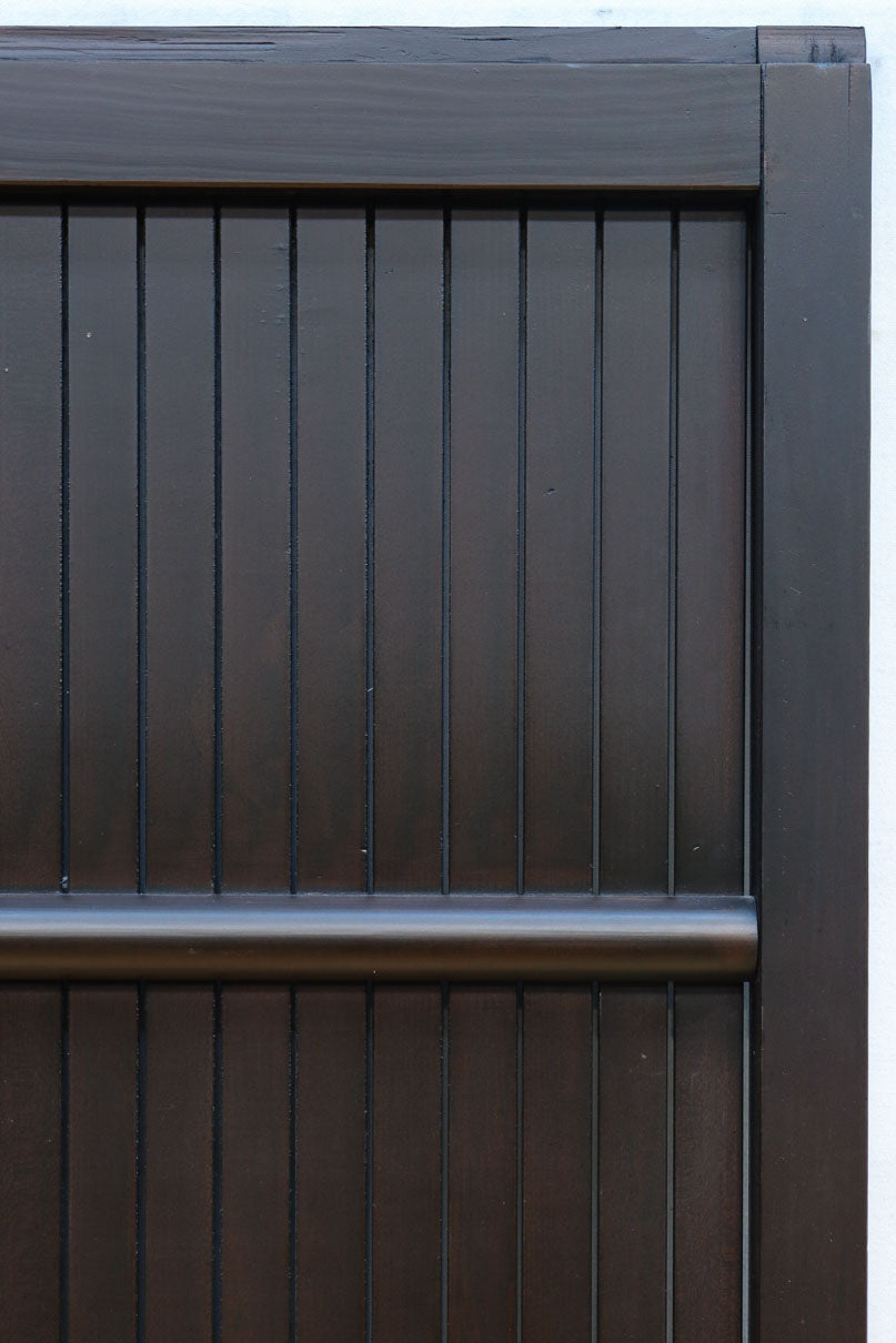 幅896 高さ1823ミリ　重厚感ある作りで落ち着いた佇まいの全面平格子戸　F8442　在庫2枚