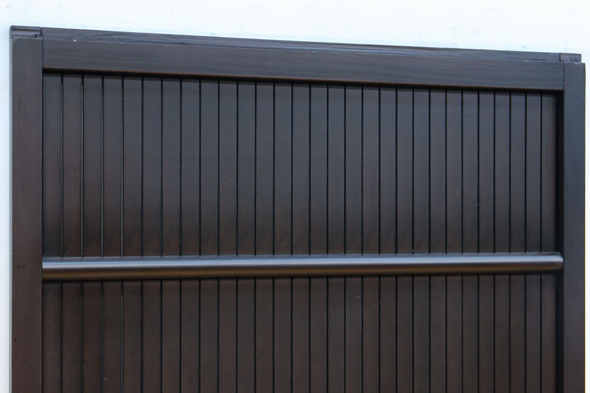 幅896 高さ1823ミリ　重厚感ある作りで落ち着いた佇まいの全面平格子戸　F8442　在庫2枚