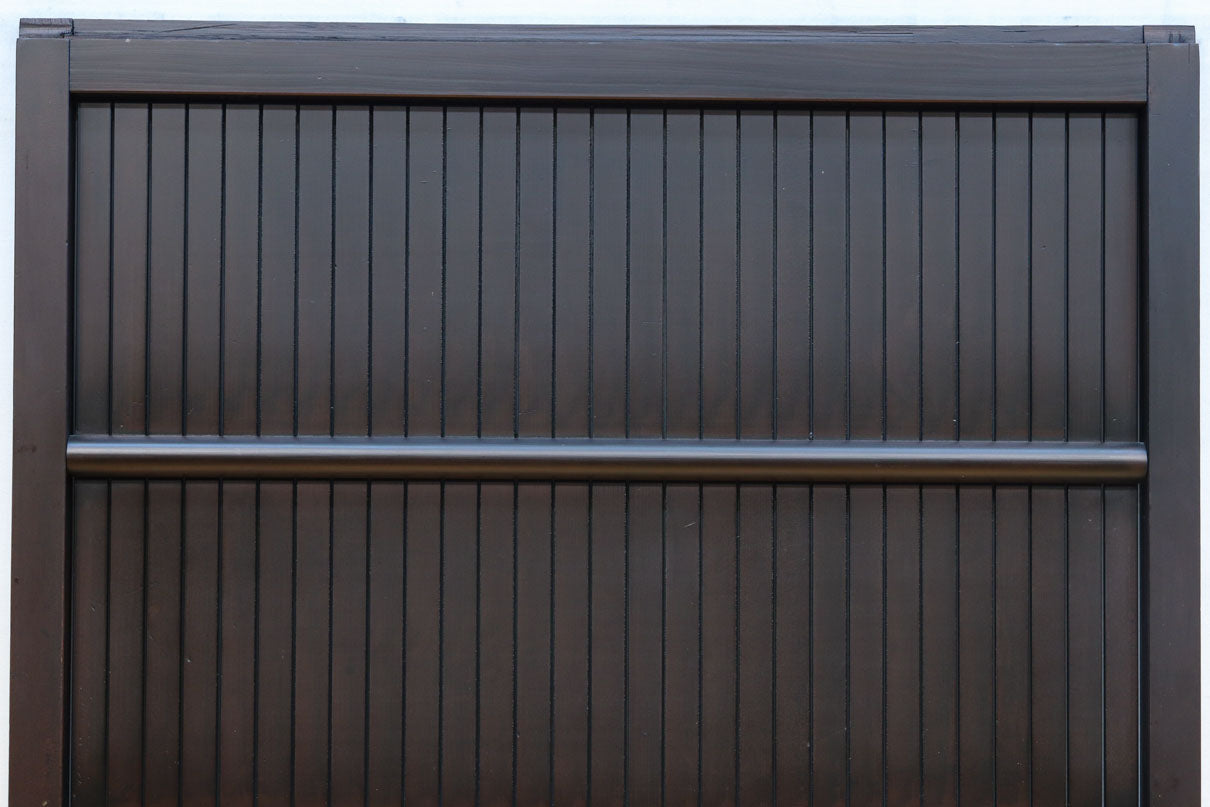 幅896 高さ1823ミリ　重厚感ある作りで落ち着いた佇まいの全面平格子戸　F8442　在庫2枚