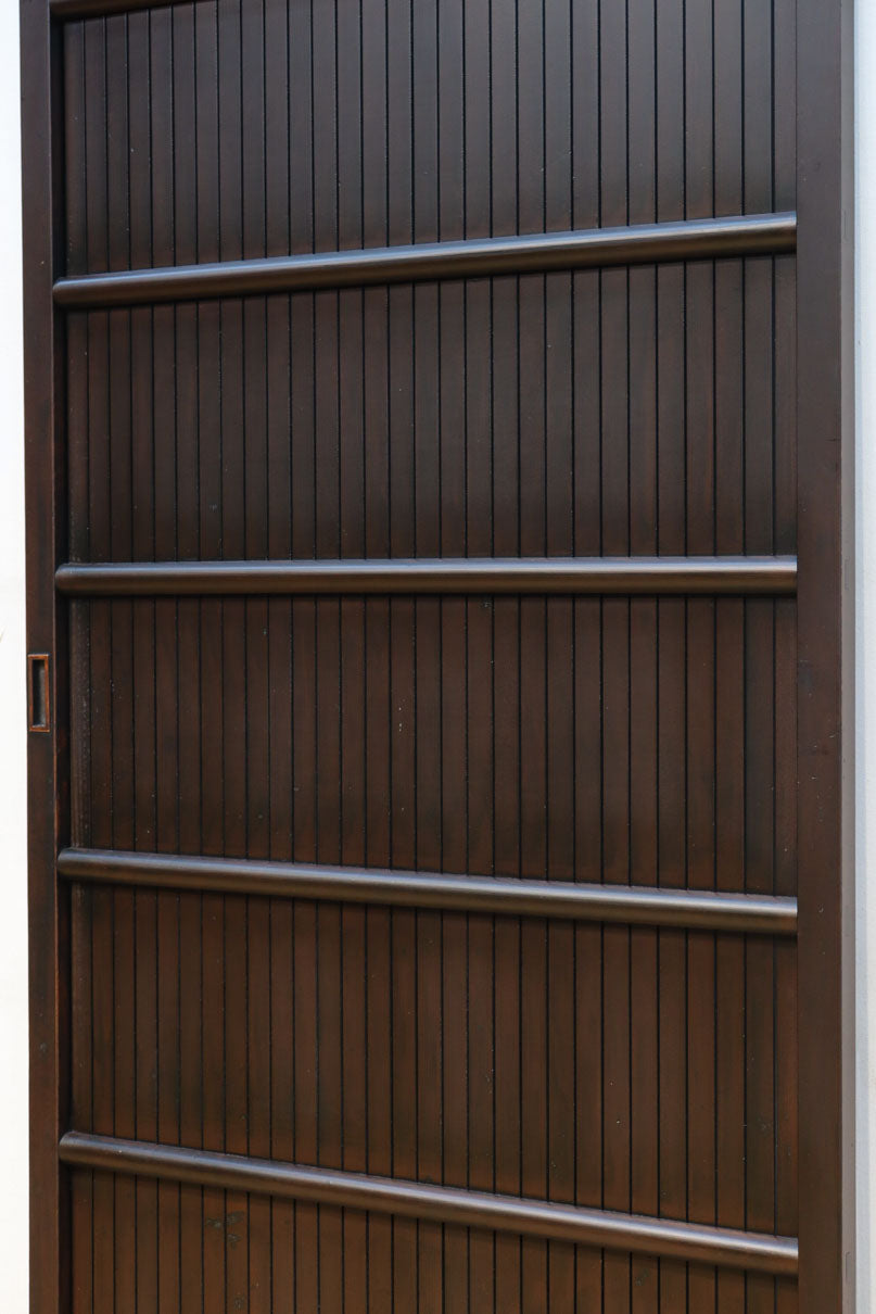 幅896 高さ1823ミリ　重厚感ある作りで落ち着いた佇まいの全面平格子戸　F8442　在庫2枚