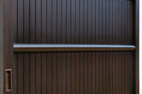 幅896 高さ1823ミリ　重厚感ある作りで落ち着いた佇まいの全面平格子戸　F8442　在庫2枚