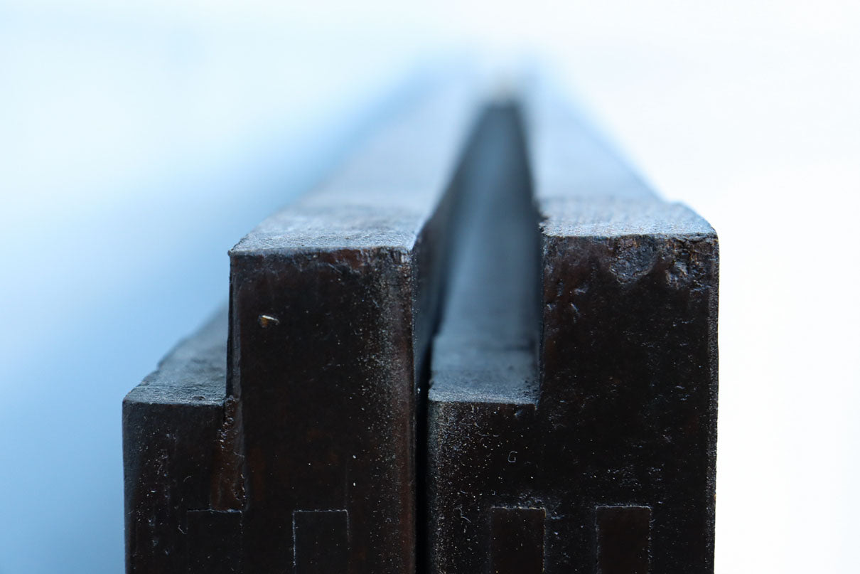 幅896 高さ1823ミリ　重厚感ある作りで落ち着いた佇まいの全面平格子戸　F8442　在庫2枚