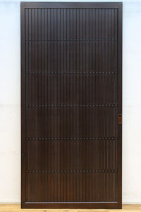 幅896 高さ1823ミリ　重厚感ある作りで落ち着いた佇まいの全面平格子戸　F8442　在庫2枚