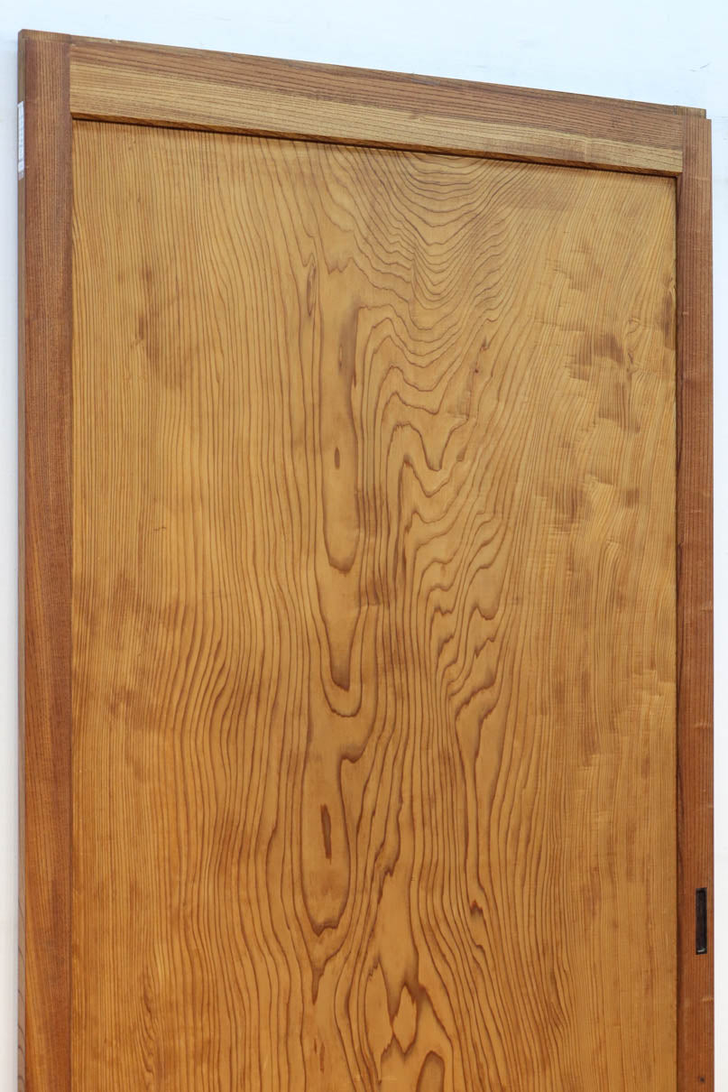 幅850ミリ　明るい木地色に華やかな杢目の杉一枚板戸　F8446　在庫1枚
