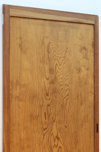 幅850ミリ　明るい木地色に華やかな杢目の杉一枚板戸　F8446　在庫1枚