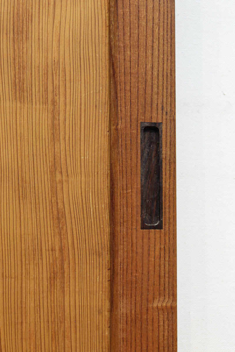 幅850ミリ　明るい木地色に華やかな杢目の杉一枚板戸　F8446　在庫1枚