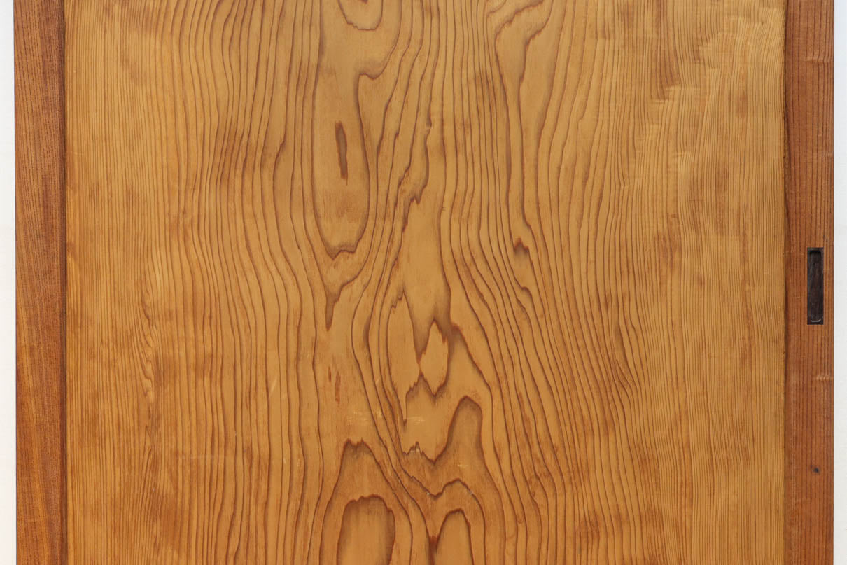 幅850ミリ　明るい木地色に華やかな杢目の杉一枚板戸　F8446　在庫1枚