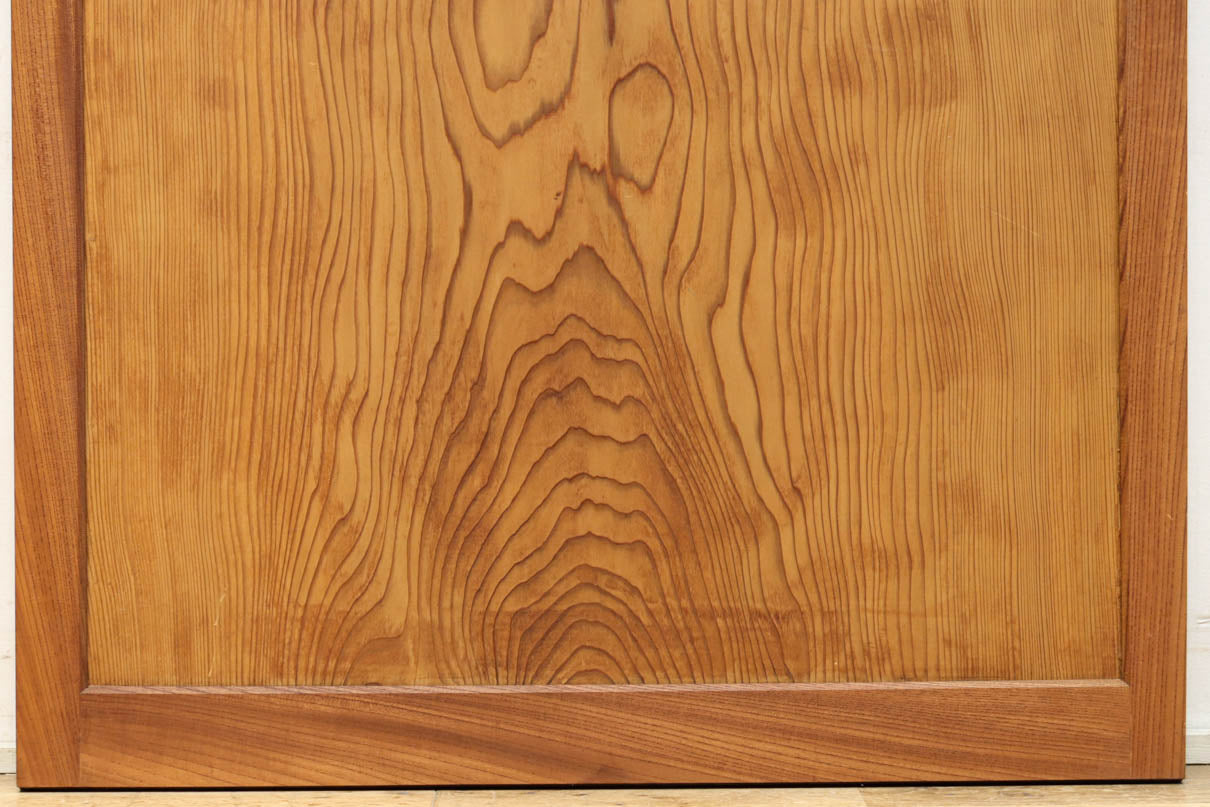 幅850ミリ　明るい木地色に華やかな杢目の杉一枚板戸　F8446　在庫1枚