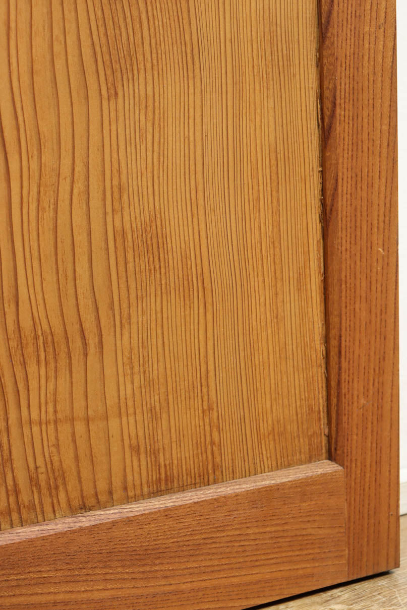 幅850ミリ　明るい木地色に華やかな杢目の杉一枚板戸　F8446　在庫1枚