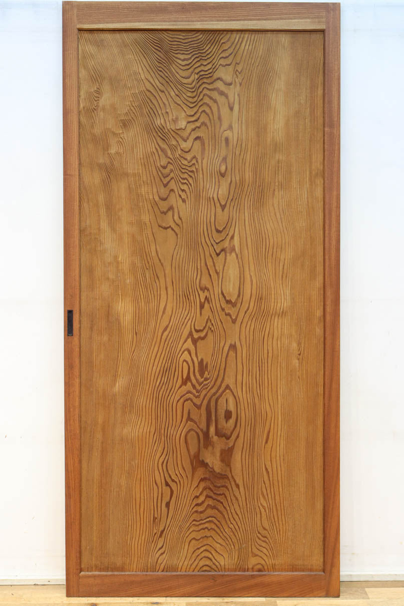 幅850ミリ　明るい木地色に華やかな杢目の杉一枚板戸　F8446　在庫1枚