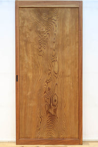 幅850ミリ　明るい木地色に華やかな杢目の杉一枚板戸　F8446　在庫1枚