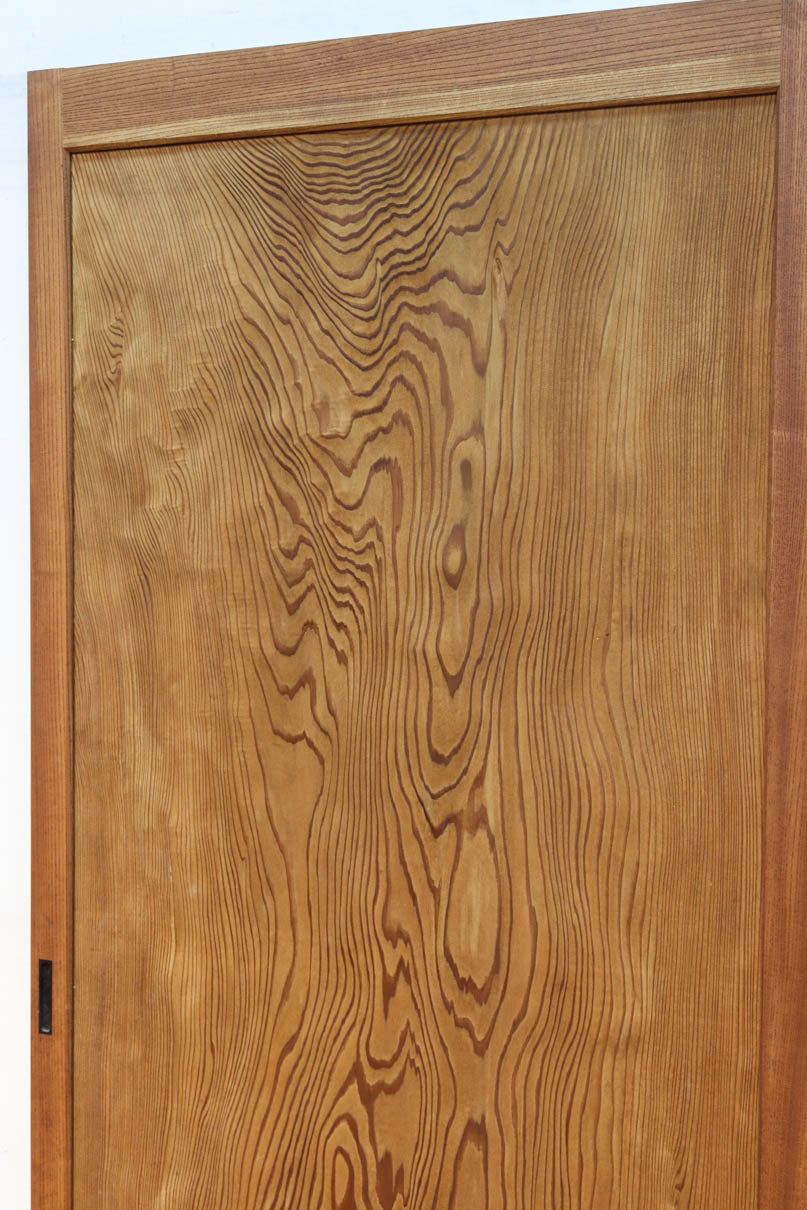 幅850ミリ　明るい木地色に華やかな杢目の杉一枚板戸　F8446　在庫1枚