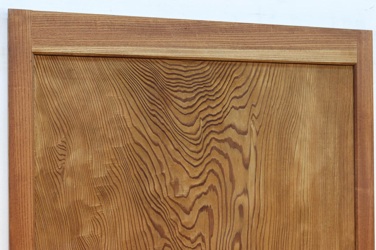 幅850ミリ　明るい木地色に華やかな杢目の杉一枚板戸　F8446　在庫1枚