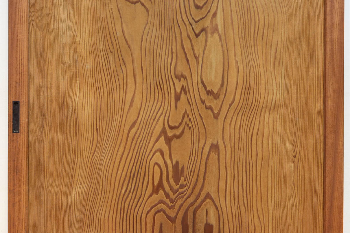 幅850ミリ　明るい木地色に華やかな杢目の杉一枚板戸　F8446　在庫1枚