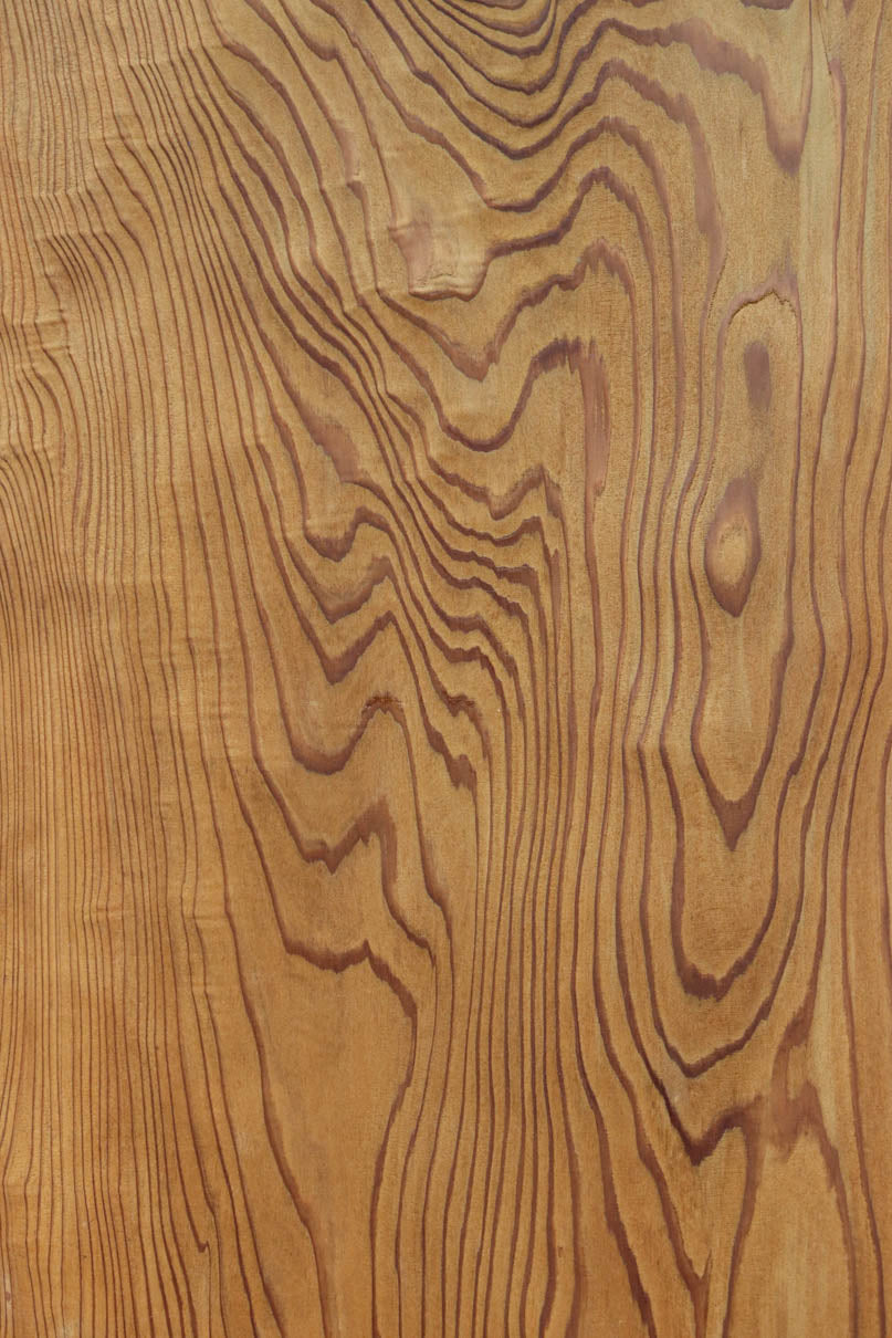 幅850ミリ　明るい木地色に華やかな杢目の杉一枚板戸　F8446　在庫1枚