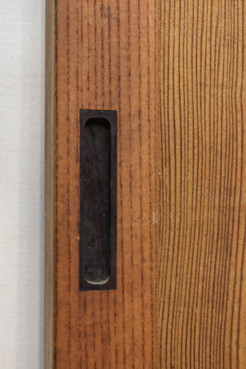 幅850ミリ　明るい木地色に華やかな杢目の杉一枚板戸　F8446　在庫1枚