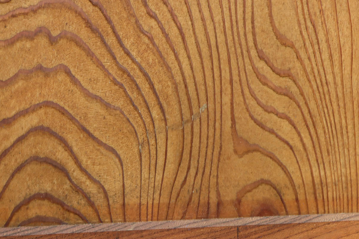 幅850ミリ　明るい木地色に華やかな杢目の杉一枚板戸　F8446　在庫1枚