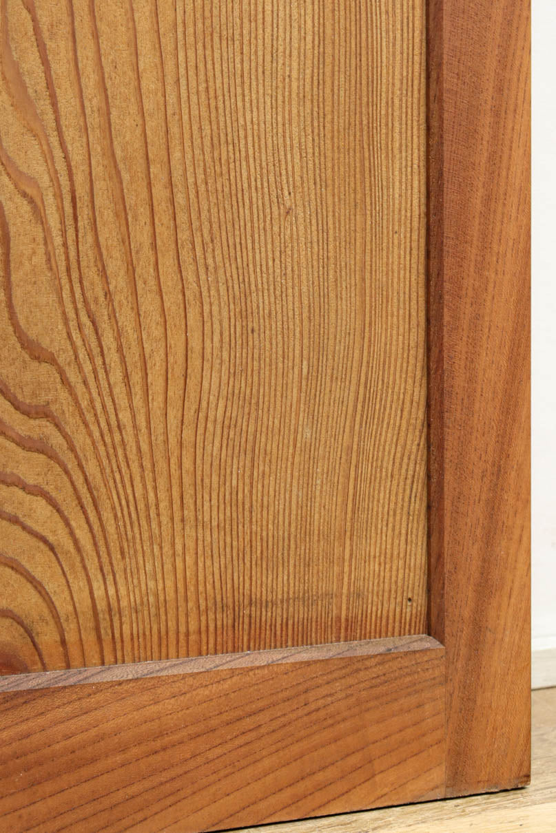 幅850ミリ　明るい木地色に華やかな杢目の杉一枚板戸　F8446　在庫1枚