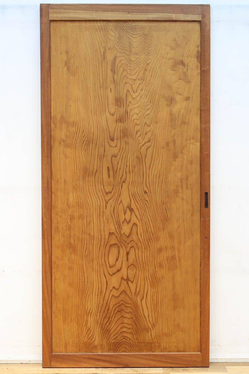 幅850ミリ　明るい木地色に華やかな杢目の杉一枚板戸　F8446　在庫1枚
