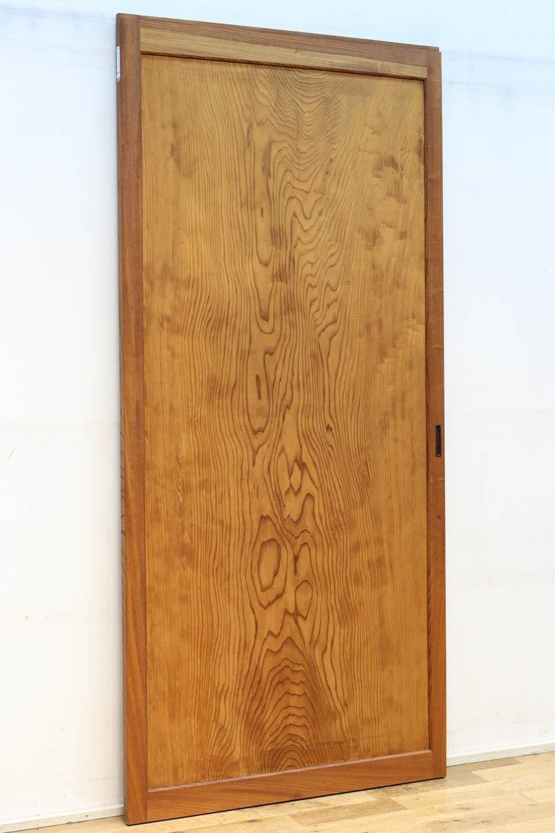 幅850ミリ　明るい木地色に華やかな杢目の杉一枚板戸　F8446　在庫1枚