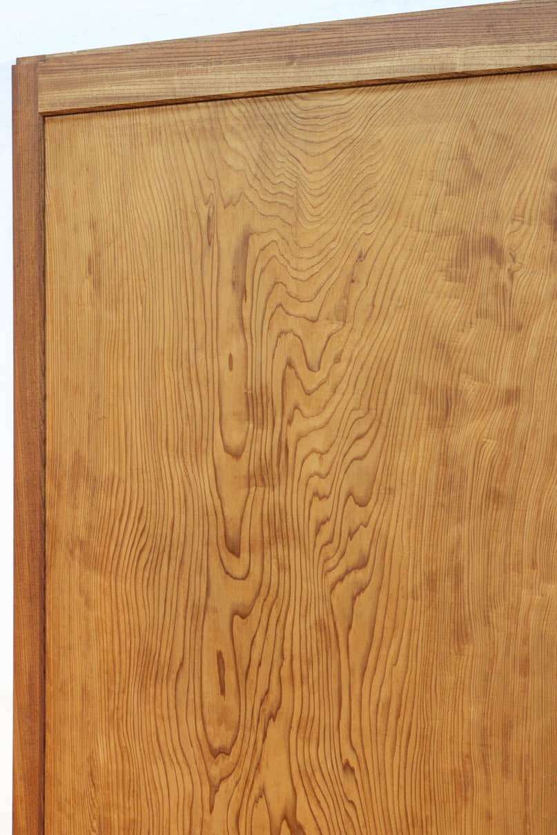 幅850ミリ　明るい木地色に華やかな杢目の杉一枚板戸　F8446　在庫1枚