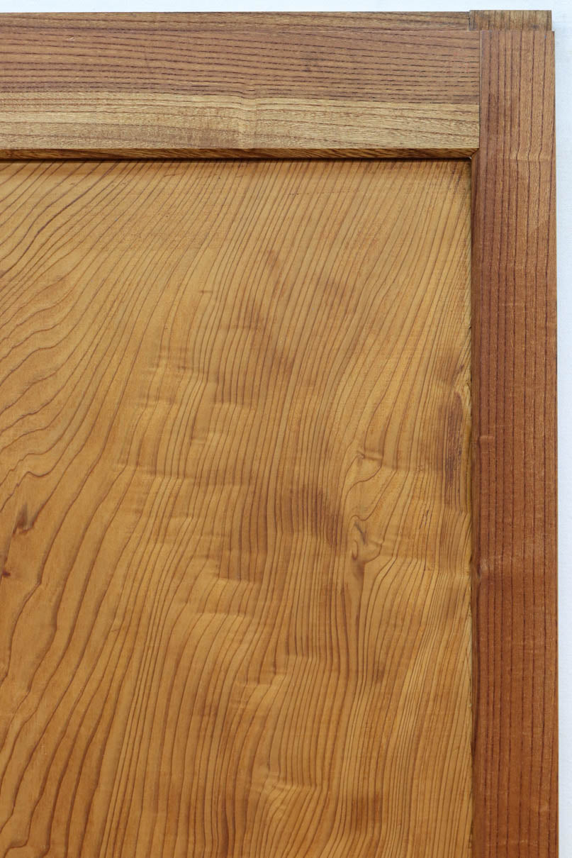 幅850ミリ　明るい木地色に華やかな杢目の杉一枚板戸　F8446　在庫1枚