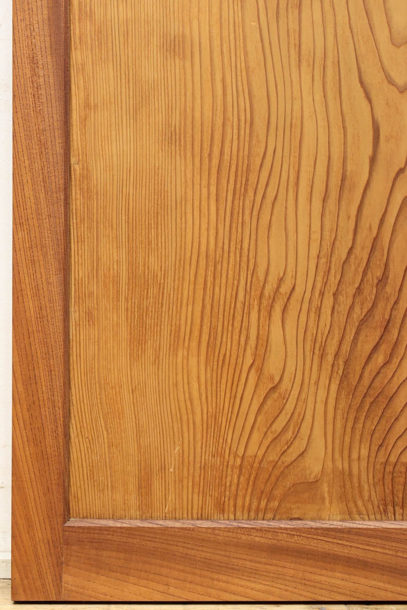 幅850ミリ　明るい木地色に華やかな杢目の杉一枚板戸　F8446　在庫1枚