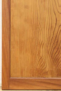 幅850ミリ　明るい木地色に華やかな杢目の杉一枚板戸　F8446　在庫1枚