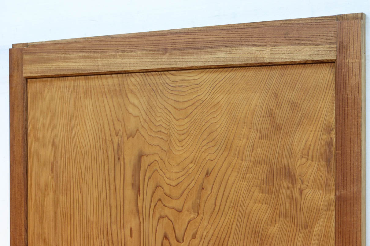幅850ミリ　明るい木地色に華やかな杢目の杉一枚板戸　F8446　在庫1枚
