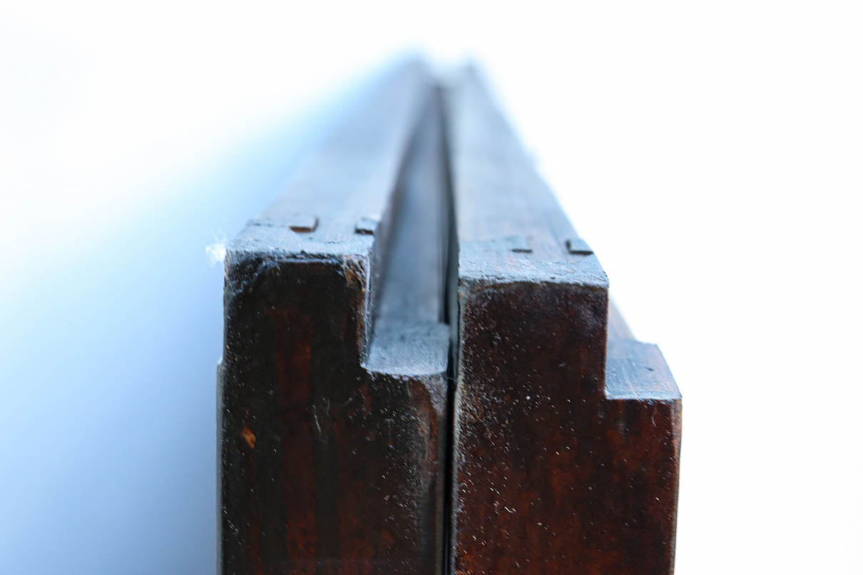 幅848ミリ　稀少デザイン！！溝の装飾を施した格調ある板戸　F8456　在庫2枚