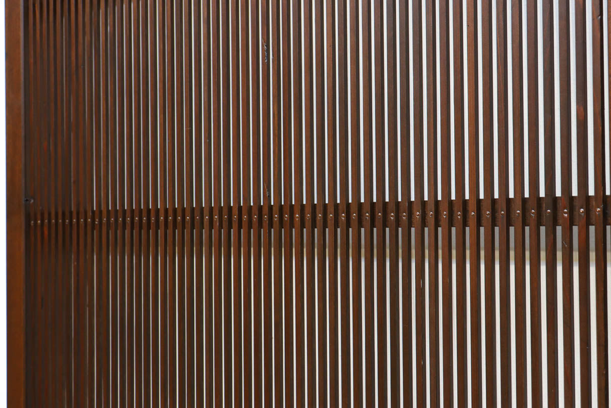 幅898ミリ　繊細な格子作りで和の趣きある大阪格子戸　F8457　在庫2枚