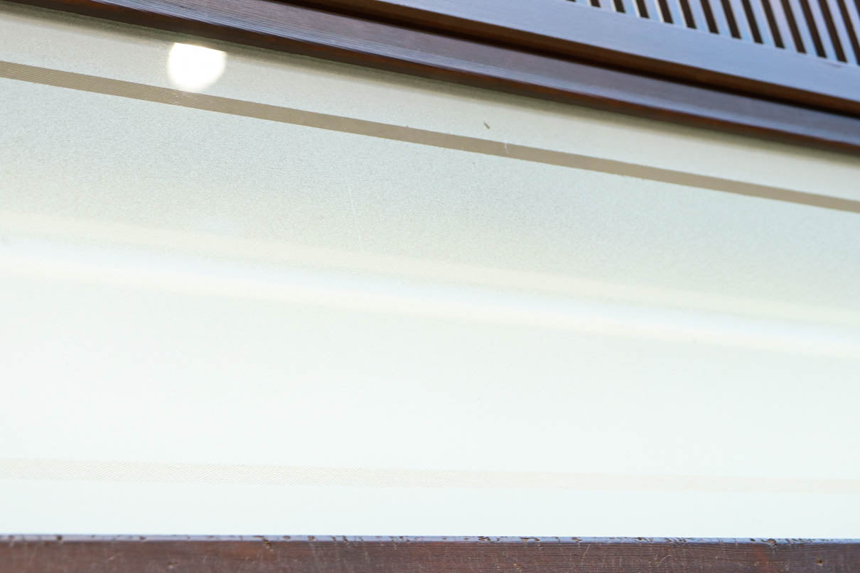 幅898ミリ　繊細な格子作りで和の趣きある大阪格子戸　F8457　在庫2枚