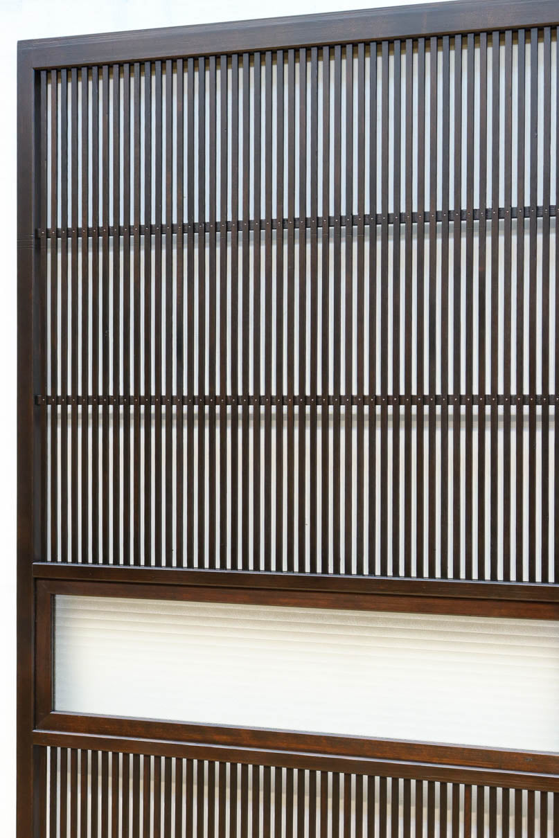 幅897ミリ　横モールガラス窓で煌びやかな面持ちの大阪格子戸　F8458　在庫4枚