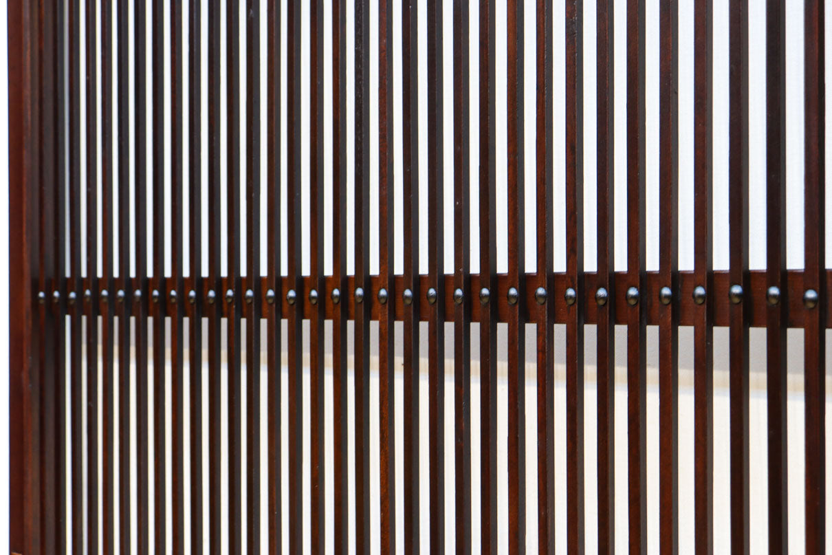 幅862ミリ　繊細な格子が引き立つ華やかな色彩の格子戸　F8464a　在庫2枚