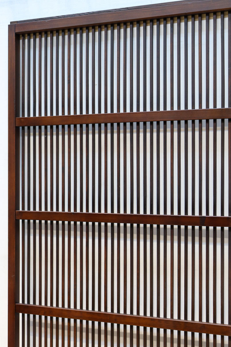 幅862ミリ　繊細な格子が引き立つ華やかな色彩の格子戸　F8464a　在庫2枚