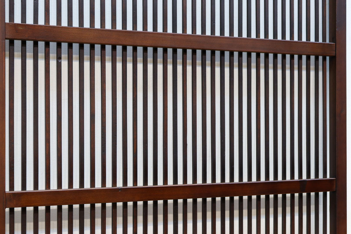 幅862ミリ　繊細な格子が引き立つ華やかな色彩の格子戸　F8464a　在庫2枚