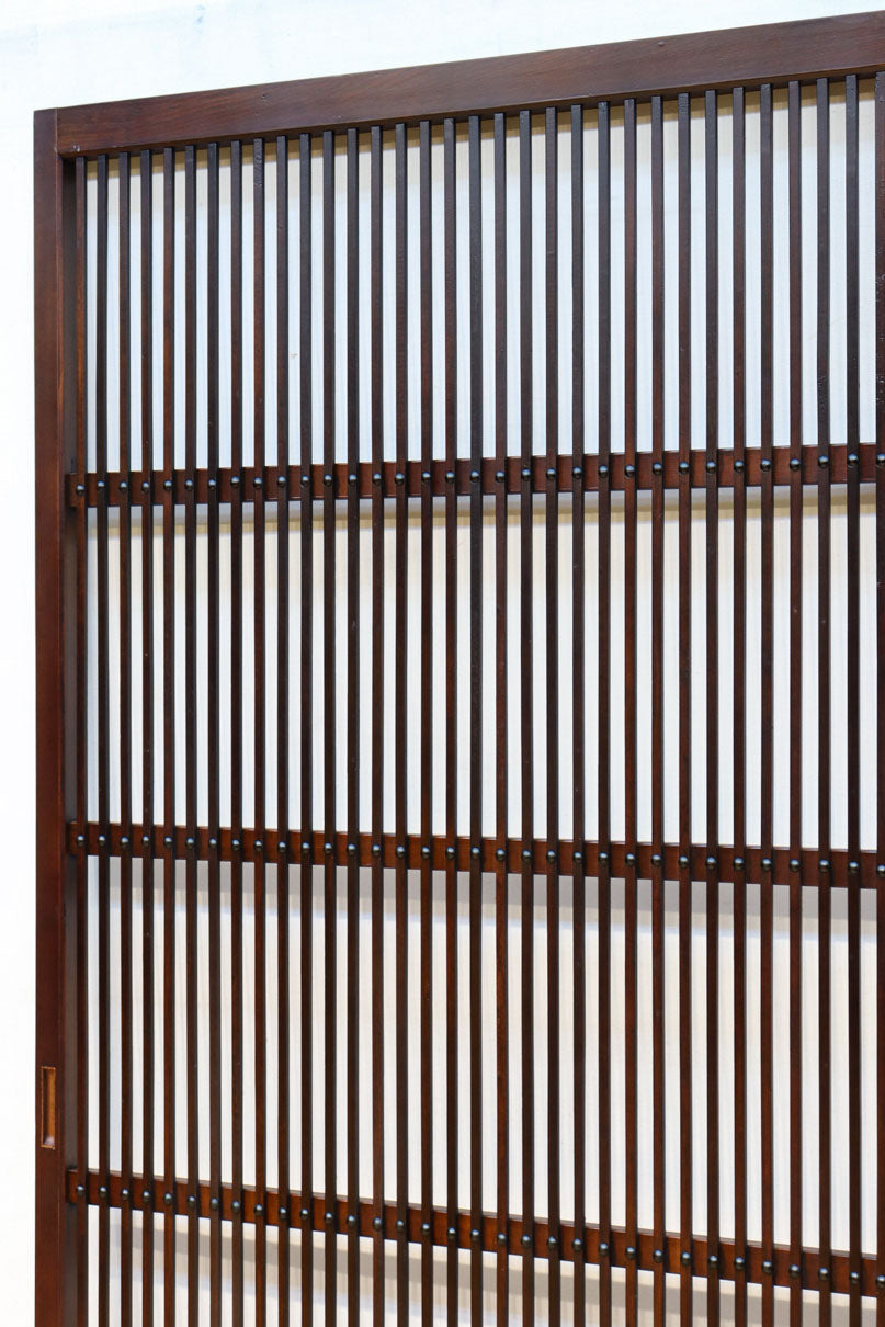 幅862ミリ　繊細な格子が引き立つ華やかな色彩の格子戸　F8464a　在庫2枚