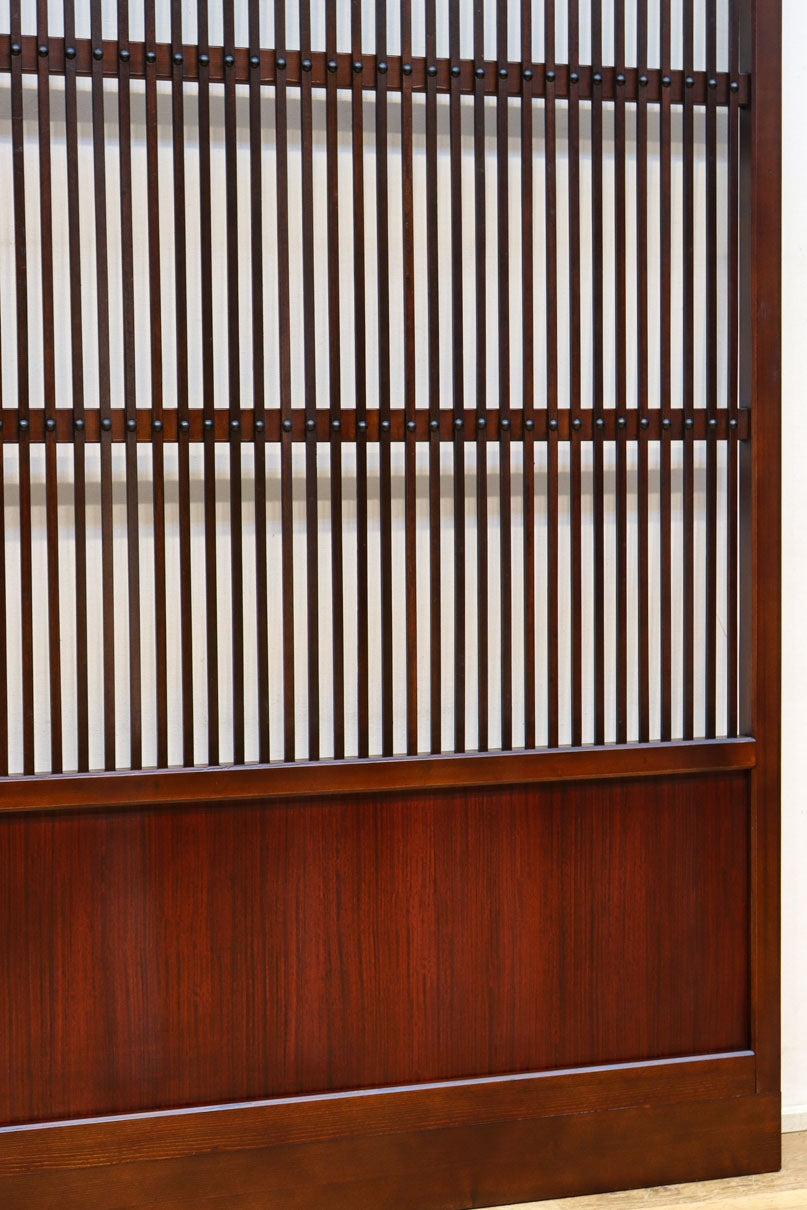 幅862ミリ　繊細な格子が引き立つ華やかな色彩の格子戸　F8464a　在庫2枚