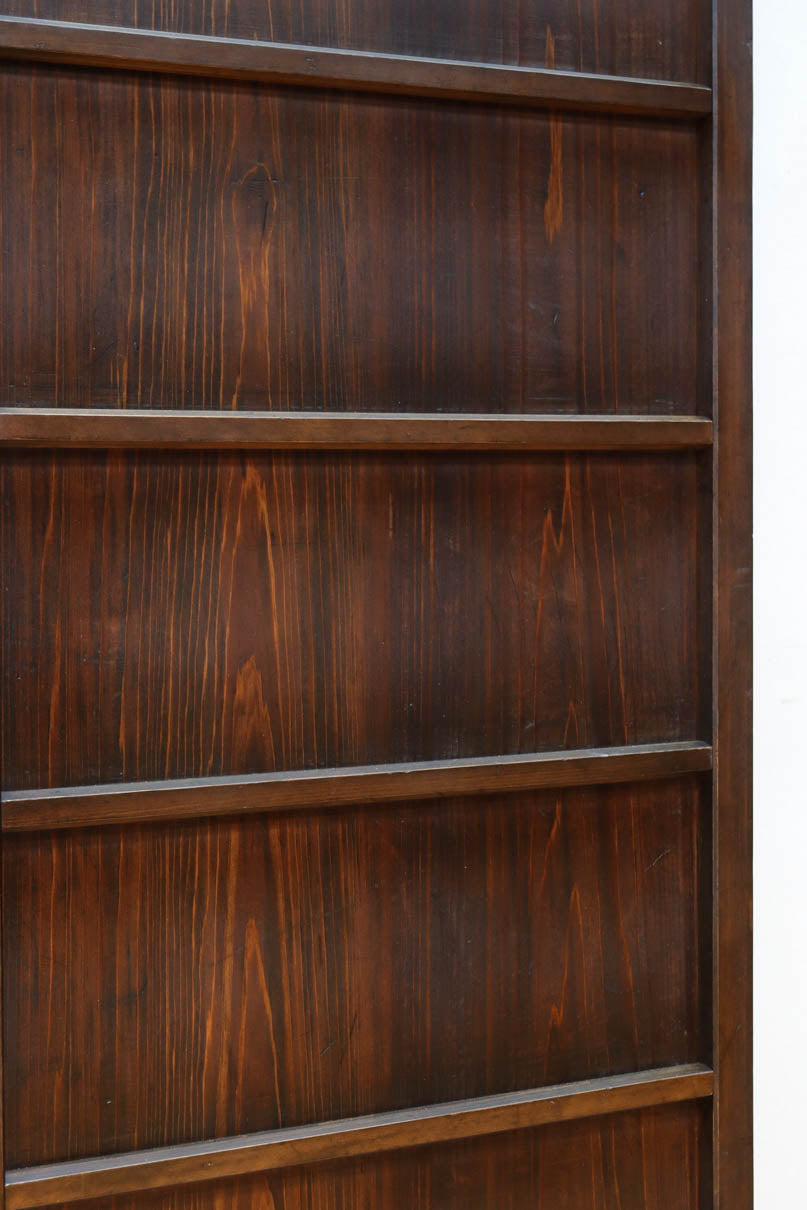 幅568ミリ　古色の落ち着いた風合いがモダンなスリム板戸　F8472　在庫1枚