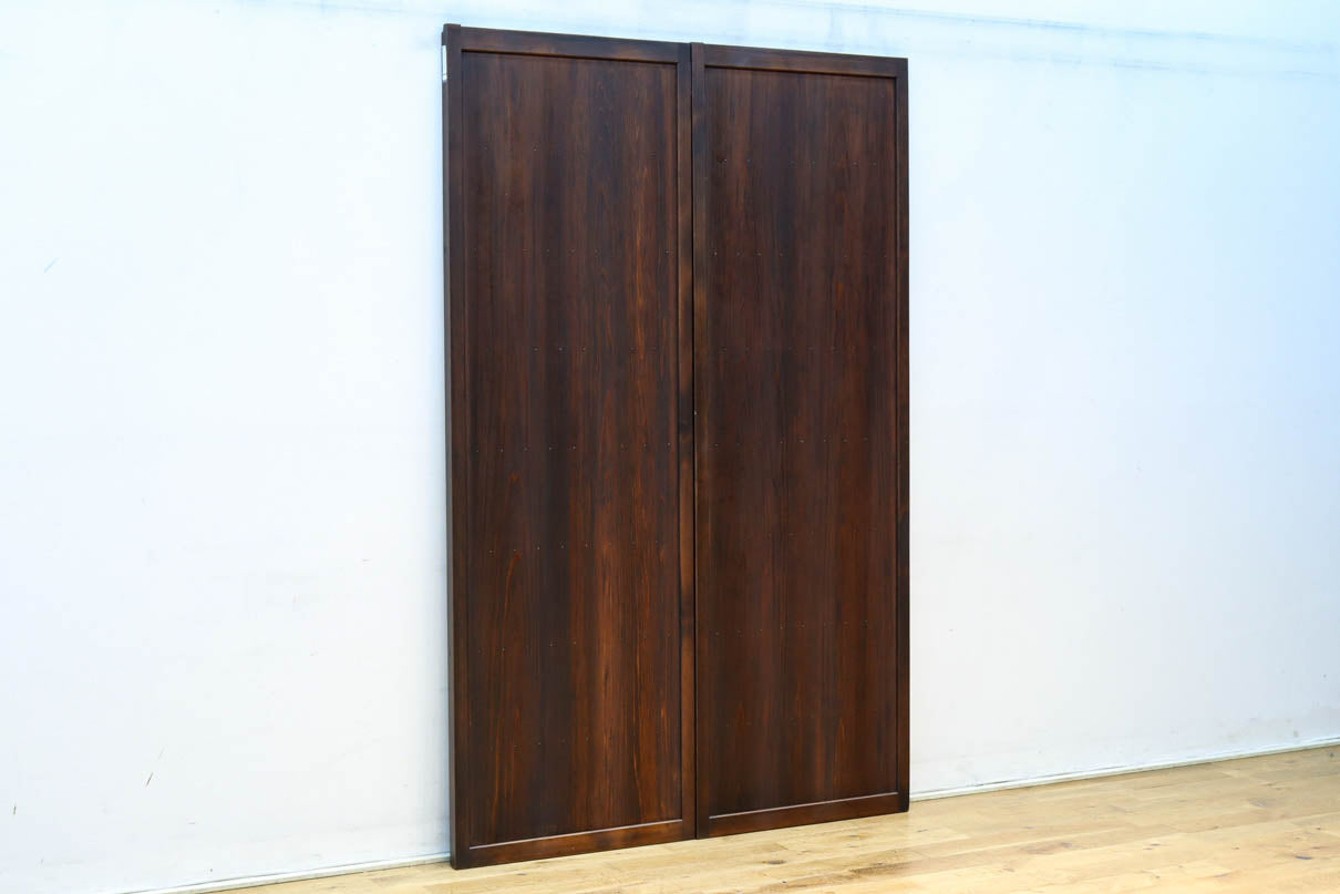 幅568ミリ　古色の落ち着いた風合いがモダンなスリム板戸　F8472　在庫1枚