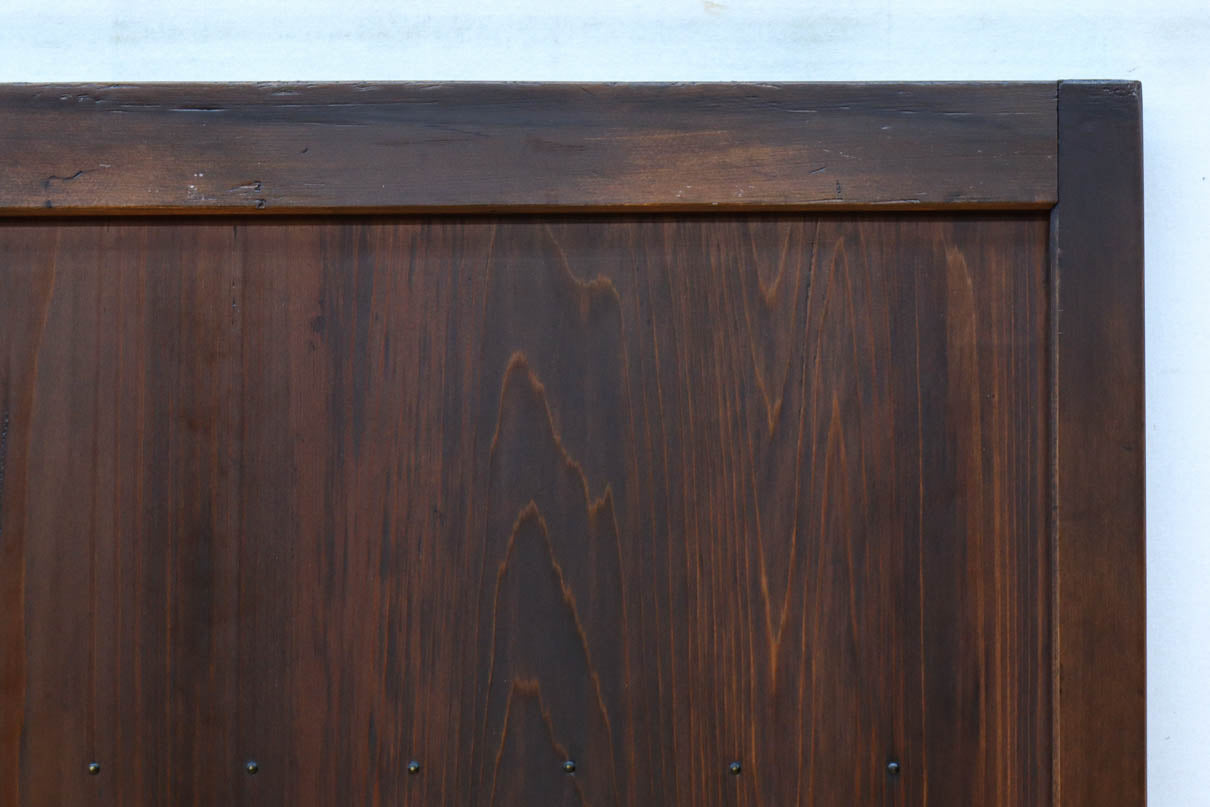 幅568ミリ　古色の落ち着いた風合いがモダンなスリム板戸　F8472　在庫1枚