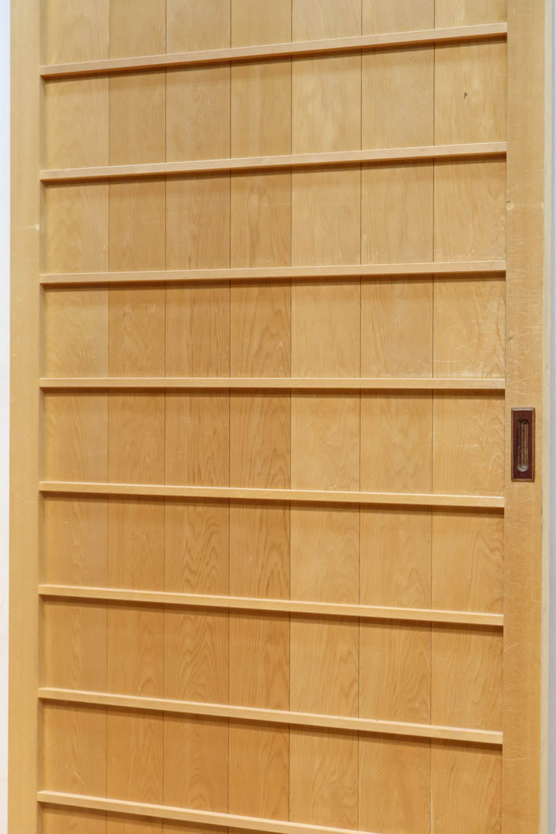 幅887ミリ　凛とした雰囲気の木地色の板戸　F8476　在庫2枚