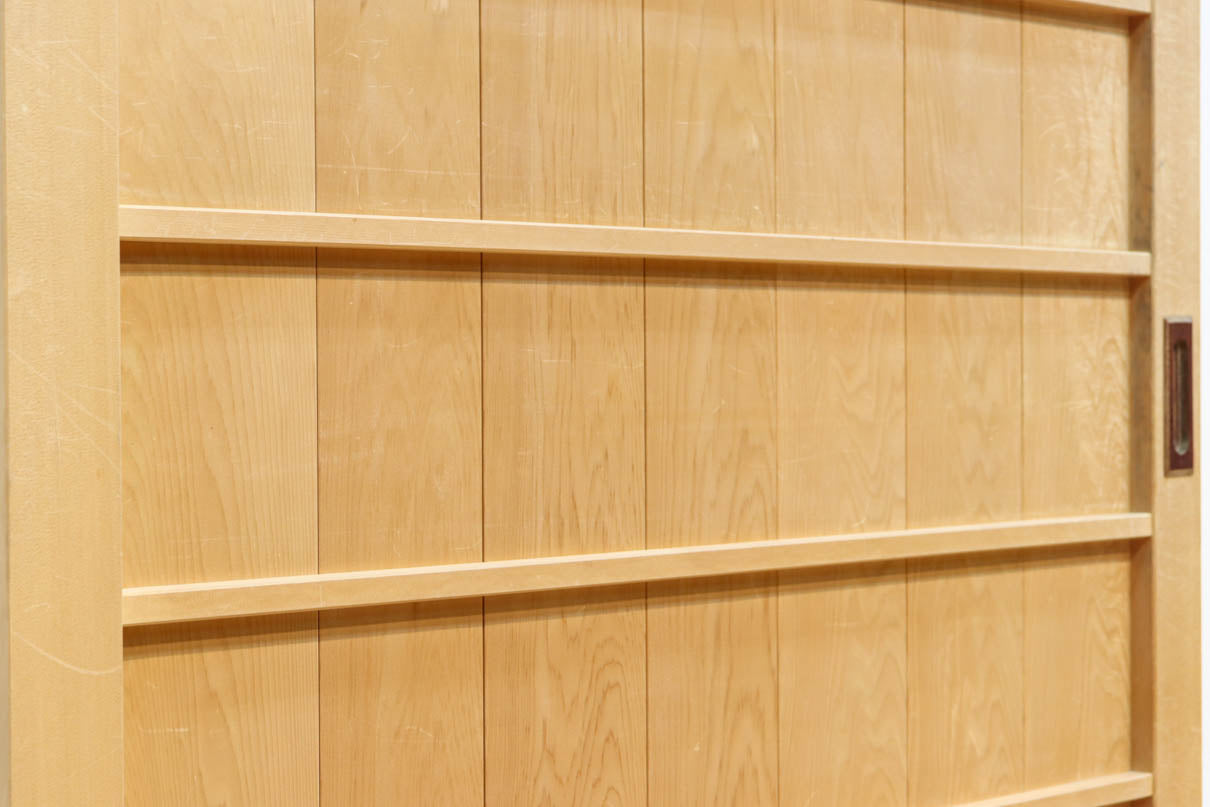 幅887ミリ　凛とした雰囲気の木地色の板戸　F8476　在庫2枚