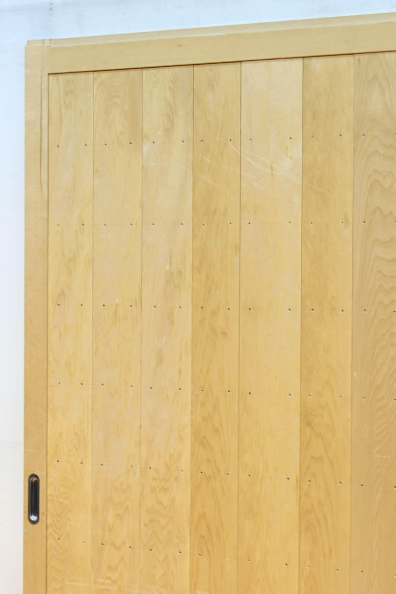 幅887ミリ　凛とした雰囲気の木地色の板戸　F8476　在庫2枚